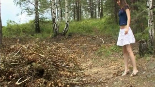 Русский мужик дрючит в лесу в очко юную подружку